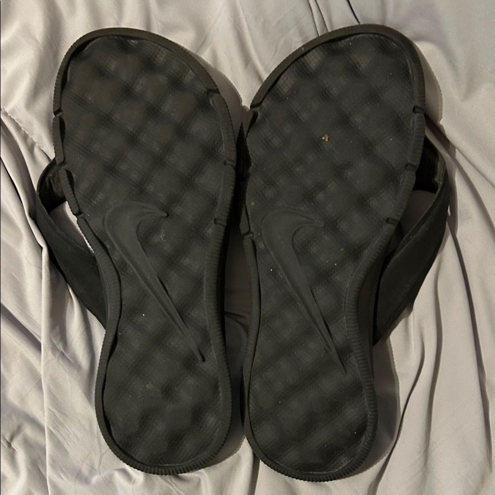 Nike Women's Black Flip-Flop Sandals with White Logo - Picture 3 of 3